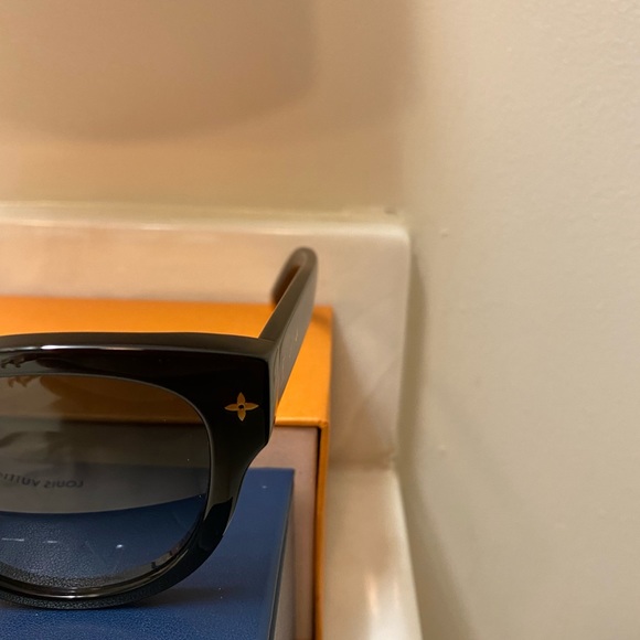 LOUIS VUITTON MONOGRAM ROUND SUNGLASSES BLACK AND GOLD - Picture 7 of 9